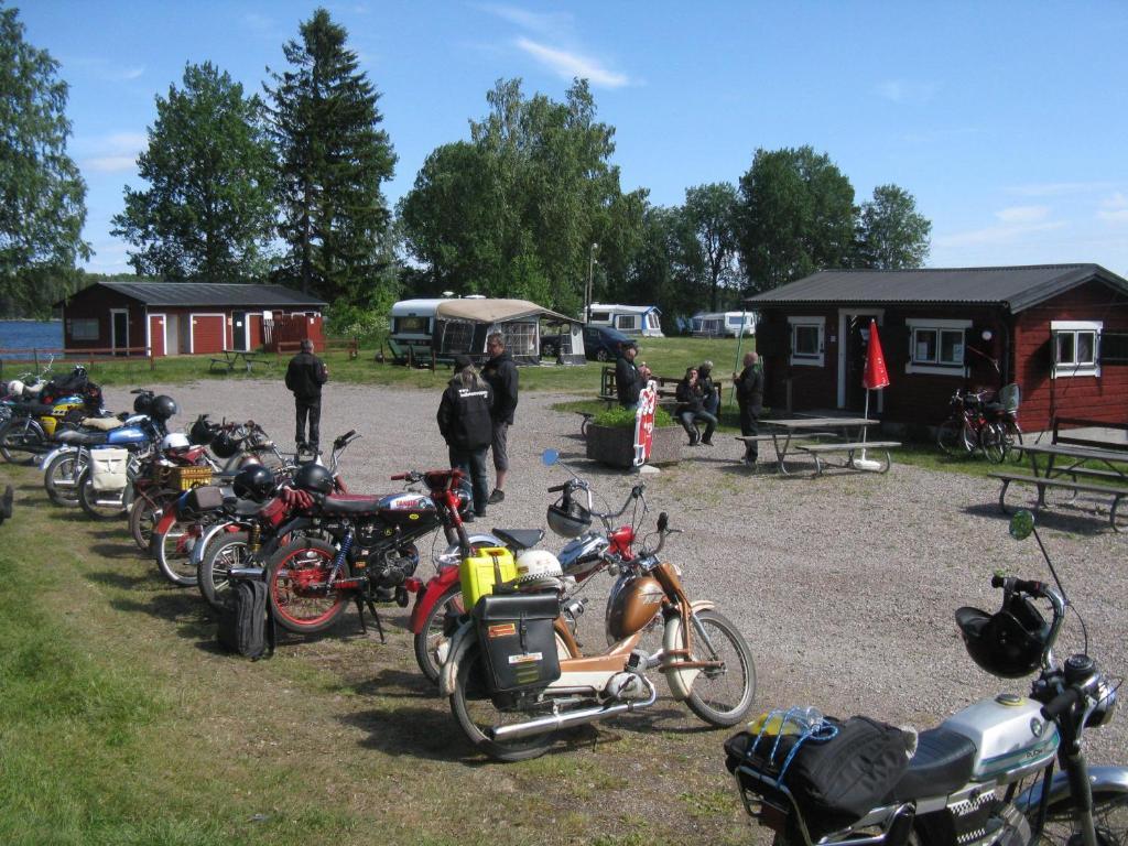 Falkudden Camping Cafe Och Stugby Hotel Nas Bruk Kültér fotó